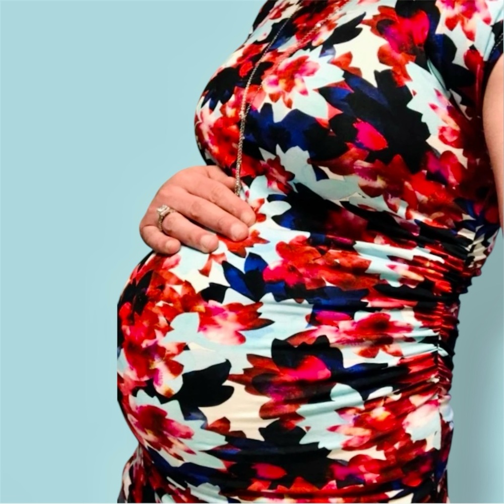 A PEA IN THE POD Isabella Oliver Ruched Red Blue Floral Maternity Mini Dress Top